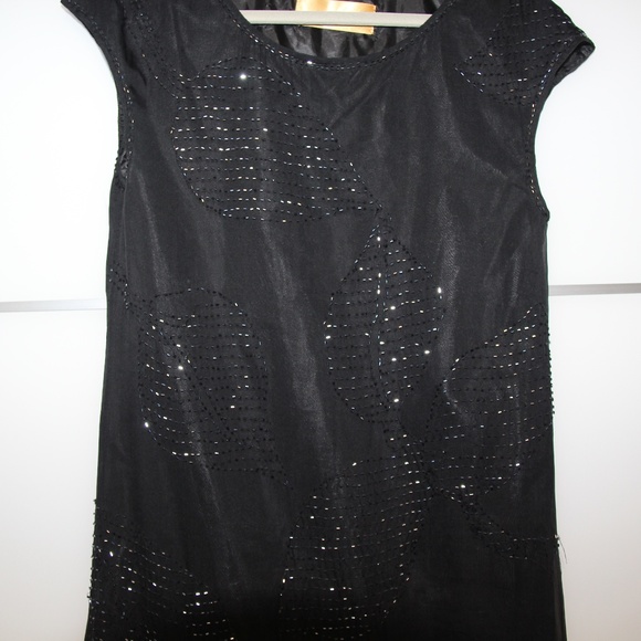 Black Sleeveless Tunic with flower pattern beads - Picture 3 of 8
